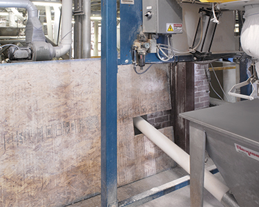 Bulk Bag Discharger and Flexible Screw Conveyor Feed Twin-Screw Extruder in Restricted Space