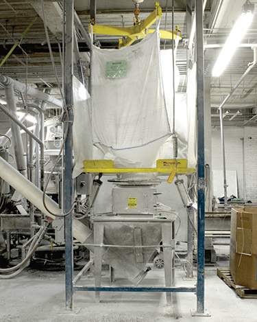 Bulk Bag Discharger and Flexible Screw Conveyor Feed Twin-Screw Extruder in Restricted Space