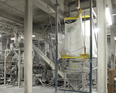 Bulk Bag Discharger and Flexible Screw Conveyor Feed Twin-Screw Extruder in Restricted Space